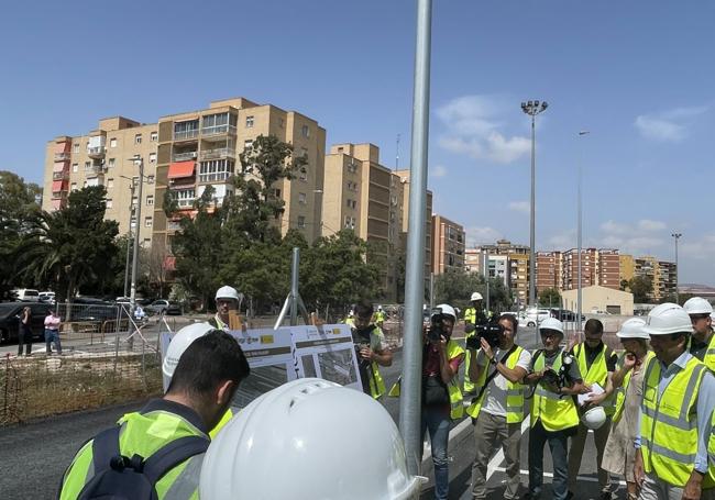 Retirees (left) confront Mazón with members of the Consell, Diputación, and City Council.