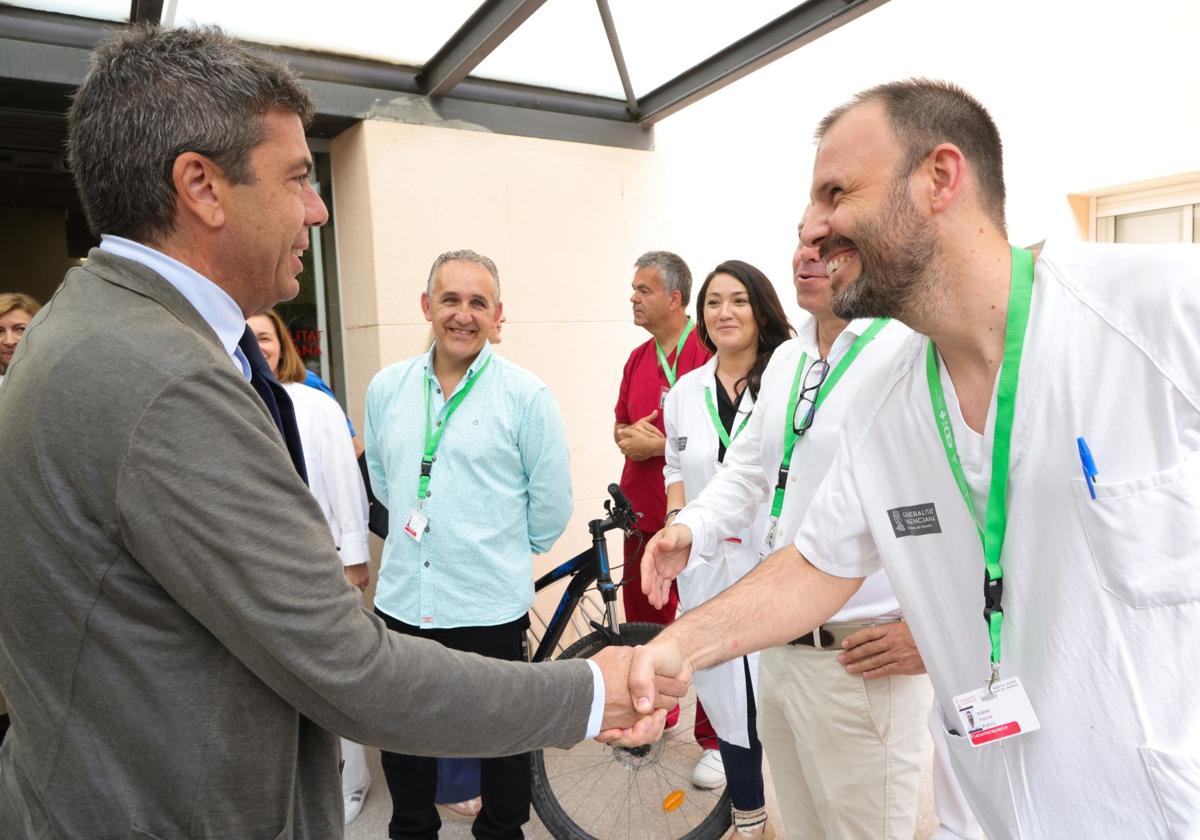 El president Carlos Mazón en su visita al Hospital de Sant Vicent con ocasión del 60 aniversario del centro.