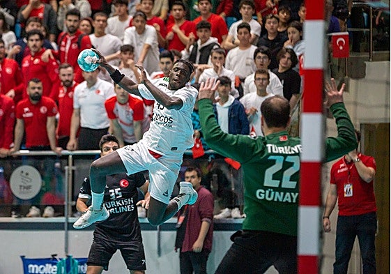 Teixiera se dispone a lanzar.