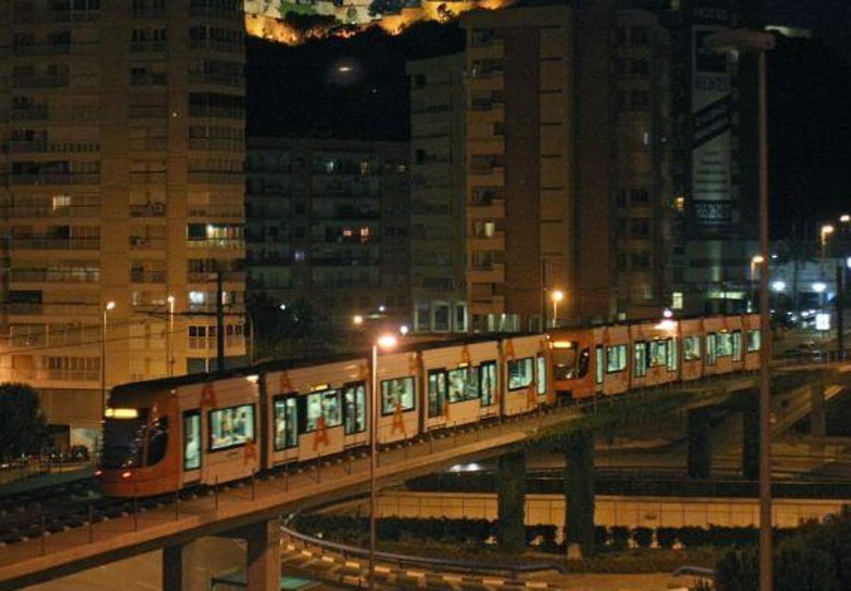 Más vigilantes para el Tram de Alicante en Hogueras, que circulará las 24 horas sin pausa