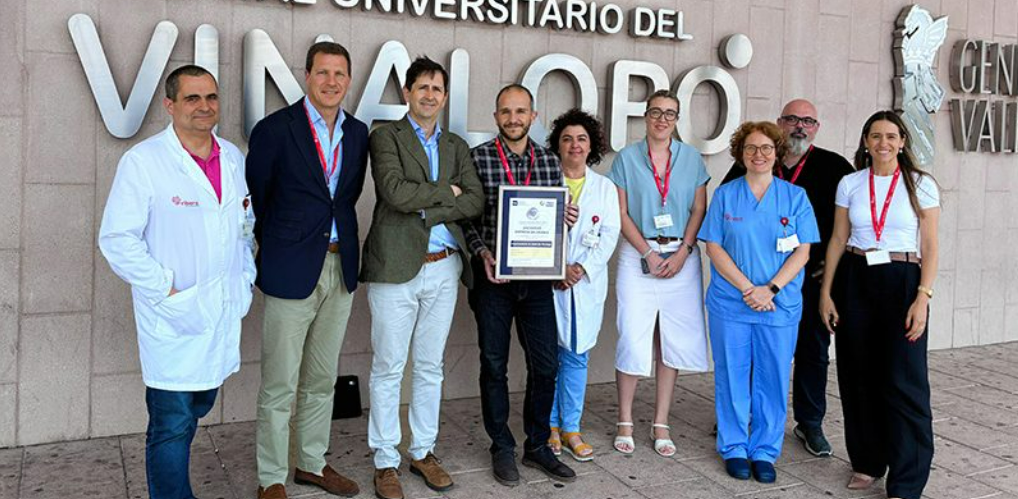 Professionals from the Elche centre pose with the awarded distinction.