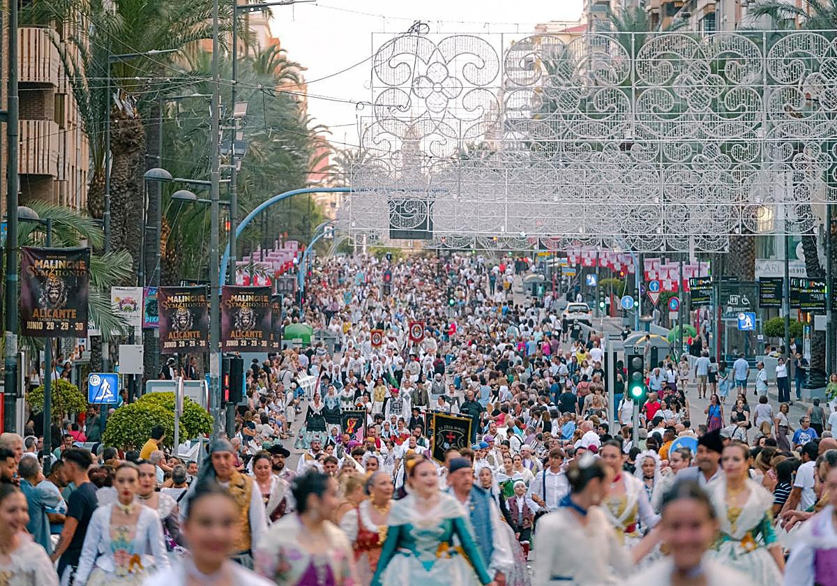 Desfile de entrada de bandas del pasado año.