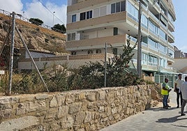 Imagen de la visita realizada por el alcalde a la zona donde se creará el ascensor