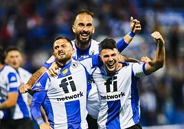 Alvarito celebra un gol en el Rico Pérez junto a Artiles y Josema.