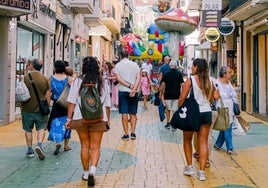Turistas por la calle de las setas de Alicante, en imagen de archivo.