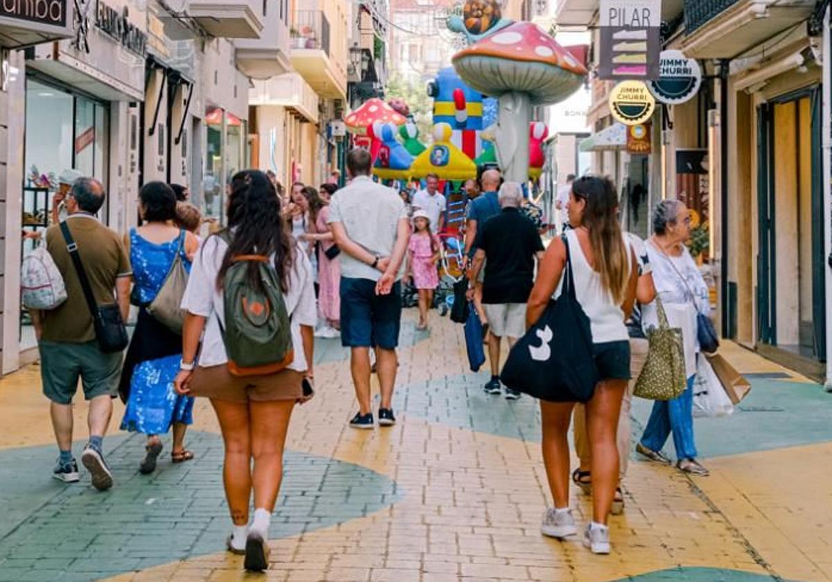 Turistas por la calle de las setas de Alicante, en imagen de archivo.
