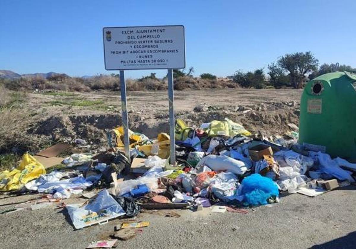 Waste dumping on the public road in El Campello.