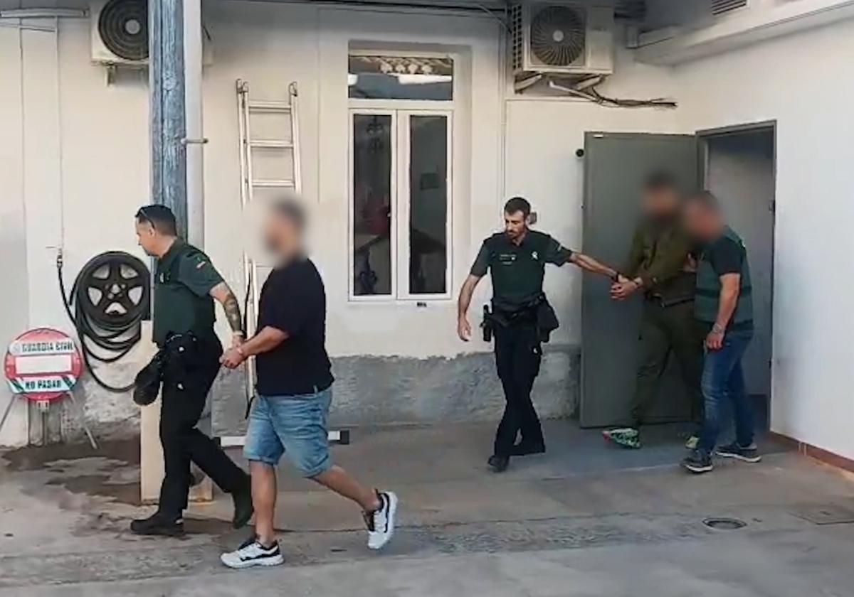 The Civil Guard guards the two detainees.