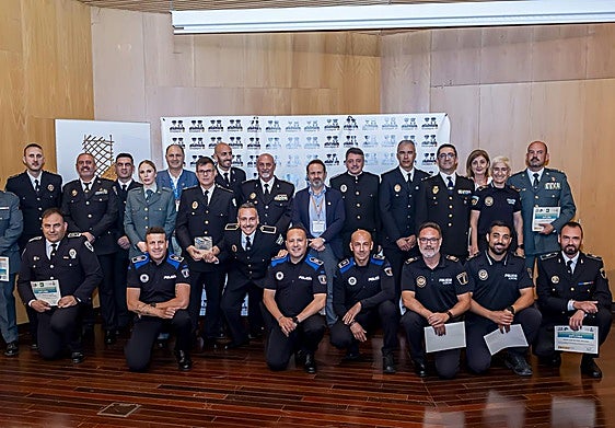 Foto de familia de los galardonados en el Encuentro Nacional de la Seguridad Local celebrado en Valladolid.
