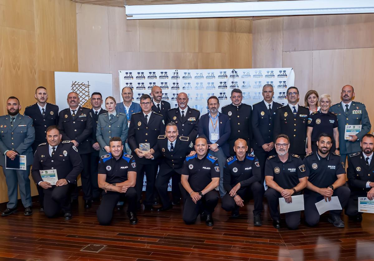 Foto de familia de los galardonados en el Encuentro Nacional de la Seguridad Local celebrado en Valladolid.