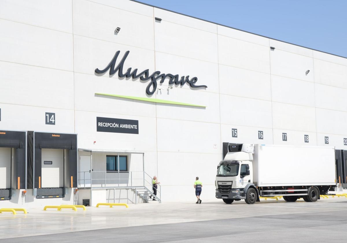 Imagen principal - Así es el nuevo almacén de Dialprix y Dialsur en la provincia de Alicante: 27.000 m2, 56 muelles de carga y 240 empleados