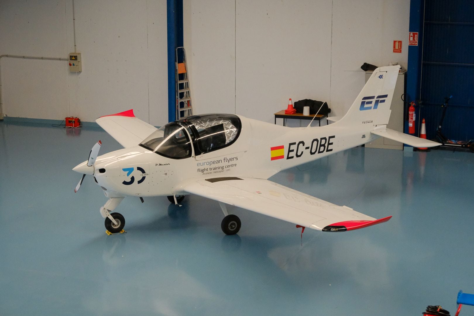 Helicópteros, simuladores y aviones en la escuela de pilotos de Alicante