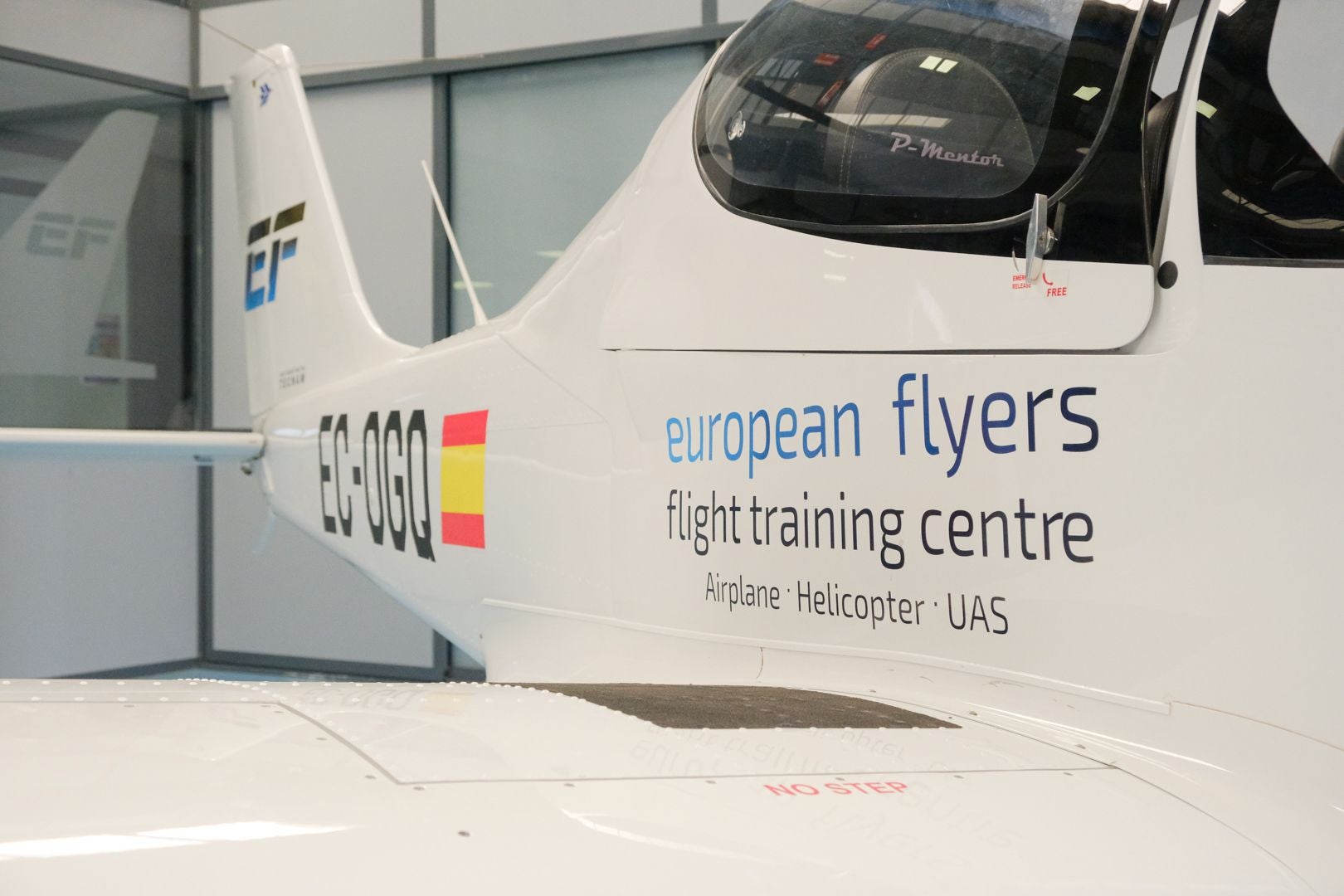 Helicópteros, simuladores y aviones en la escuela de pilotos de Alicante