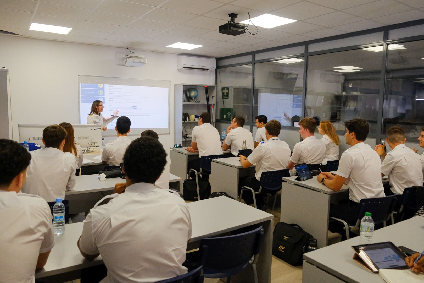 Helicópteros, simuladores y aviones en la escuela de pilotos de Alicante