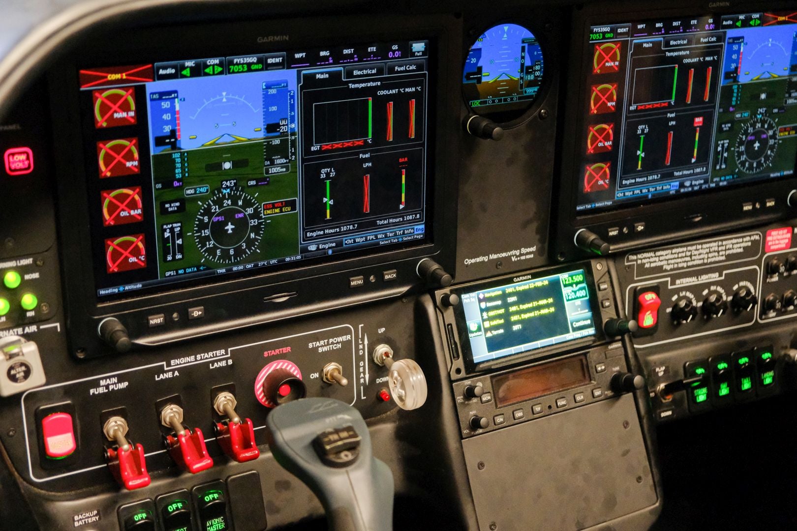 Helicópteros, simuladores y aviones en la escuela de pilotos de Alicante