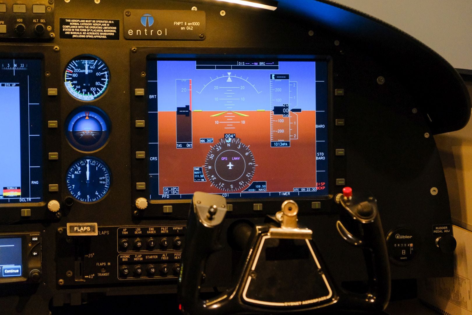 Helicópteros, simuladores y aviones en la escuela de pilotos de Alicante