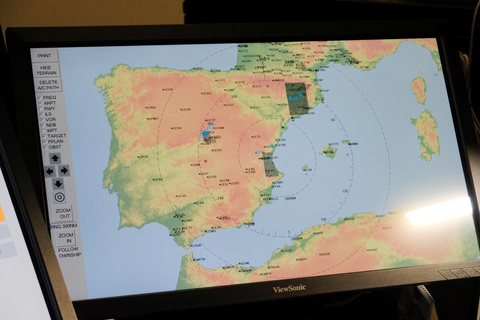 Helicópteros, simuladores y aviones en la escuela de pilotos de Alicante