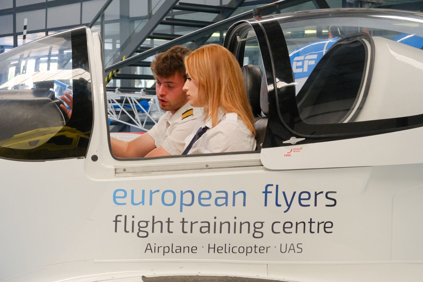 Helicópteros, simuladores y aviones en la escuela de pilotos de Alicante