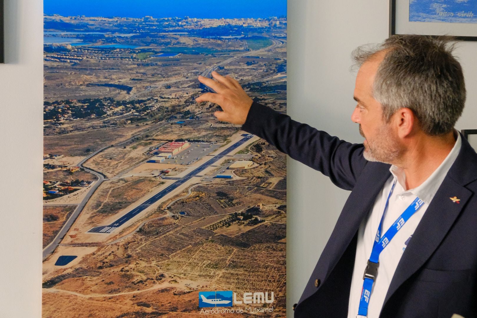 Helicópteros, simuladores y aviones en la escuela de pilotos de Alicante
