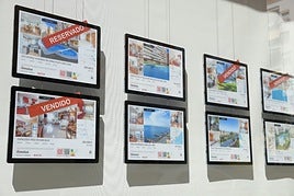 Anuncios en una inmobiliaria.