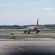 Imagen principal - El Consell estalla contra el Gobierno por la ampliación de El Prat y pide «máxima urgencia» para el aeropuerto de Alicante-Elche