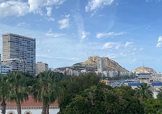 El centro de Alicante con el Castillo al fondo.