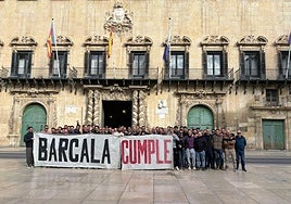 Concentración de los bomberos en la plaza del Ayuntamiento.