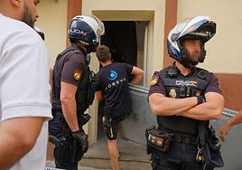 Cambio de puerta en la vivienda de la calle Pavía.