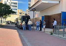 Vecinos de El Campello hacen cola para realizar trámites en la Vidoc de la Policía Nacional.