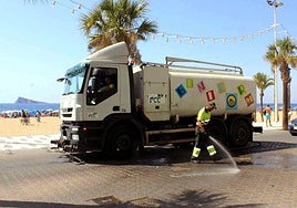 Imagen de un operario de la limpieza en la playa de Levante de Benidorm