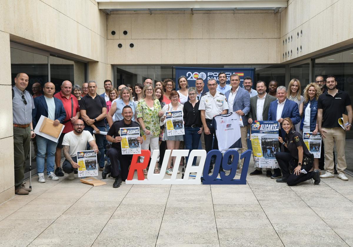 Foto de familia en la Comisaría Provincial de Alicante.