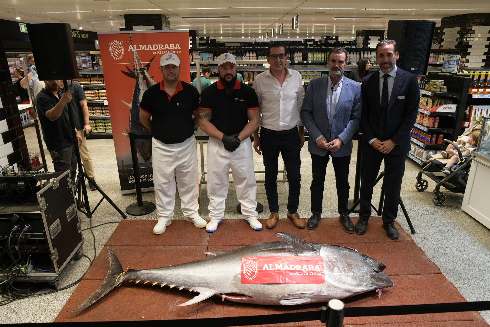 Las mejores imágenes del espectacular ronqueo del atún en El Corte Inglés de Alicante