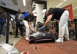 Las mejores imágenes del espectacular ronqueo del atún en El Corte Inglés de Alicante