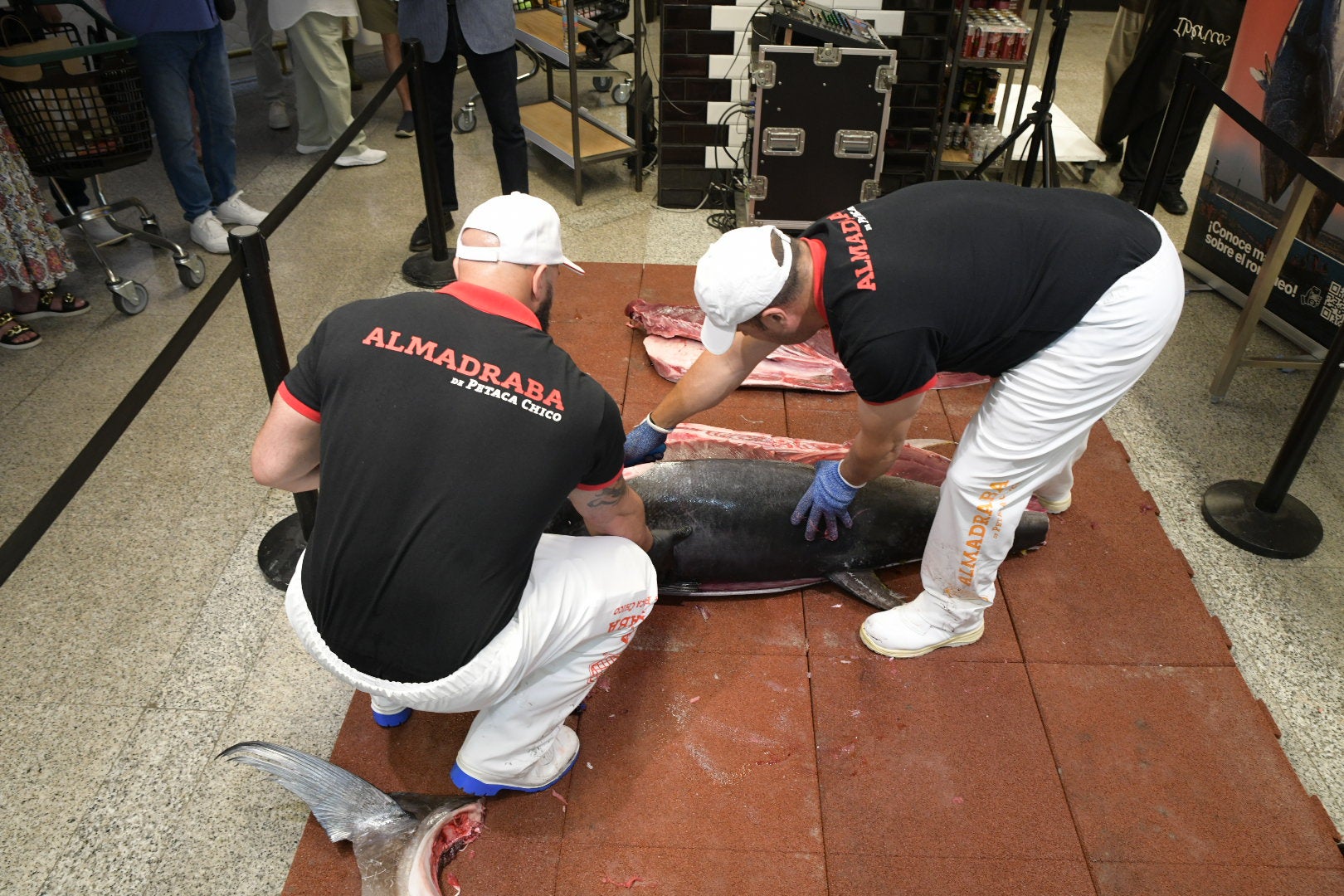 Las mejores imágenes del espectacular ronqueo del atún en El Corte Inglés de Alicante
