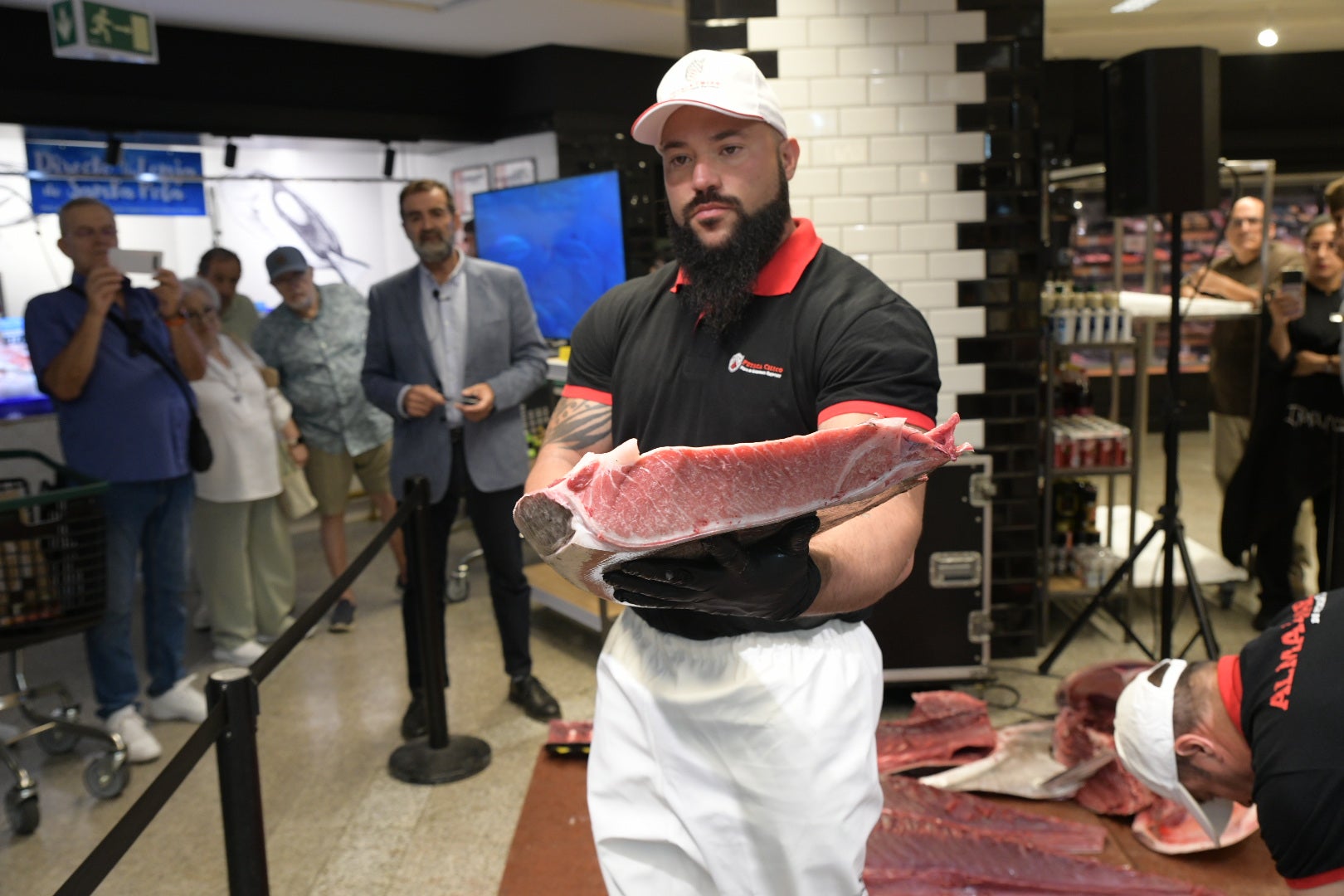 Las mejores imágenes del espectacular ronqueo del atún en El Corte Inglés de Alicante