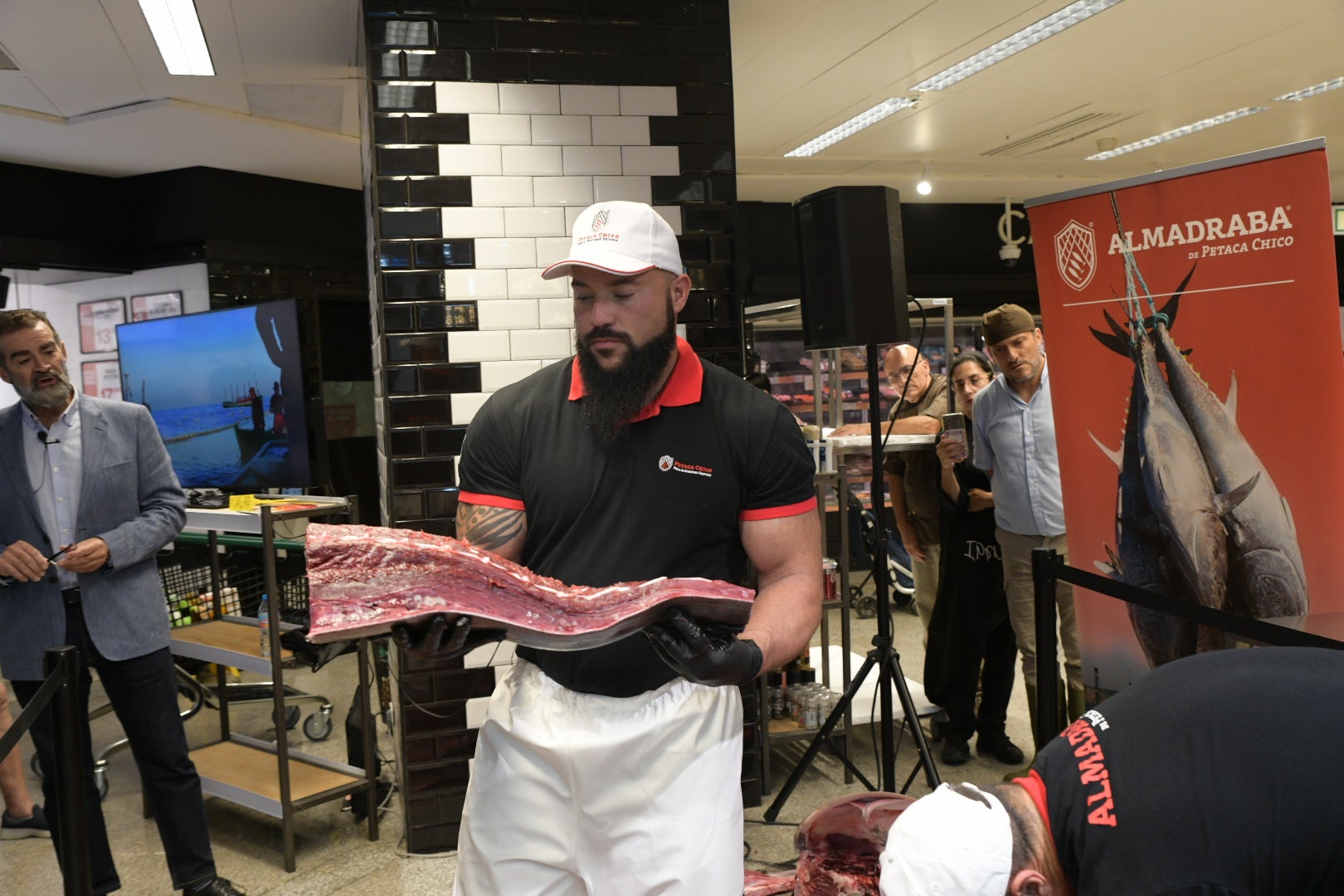 Las mejores imágenes del espectacular ronqueo del atún en El Corte Inglés de Alicante