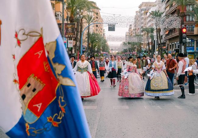 Desfile de comisiones de las Hogueras de Alicante.