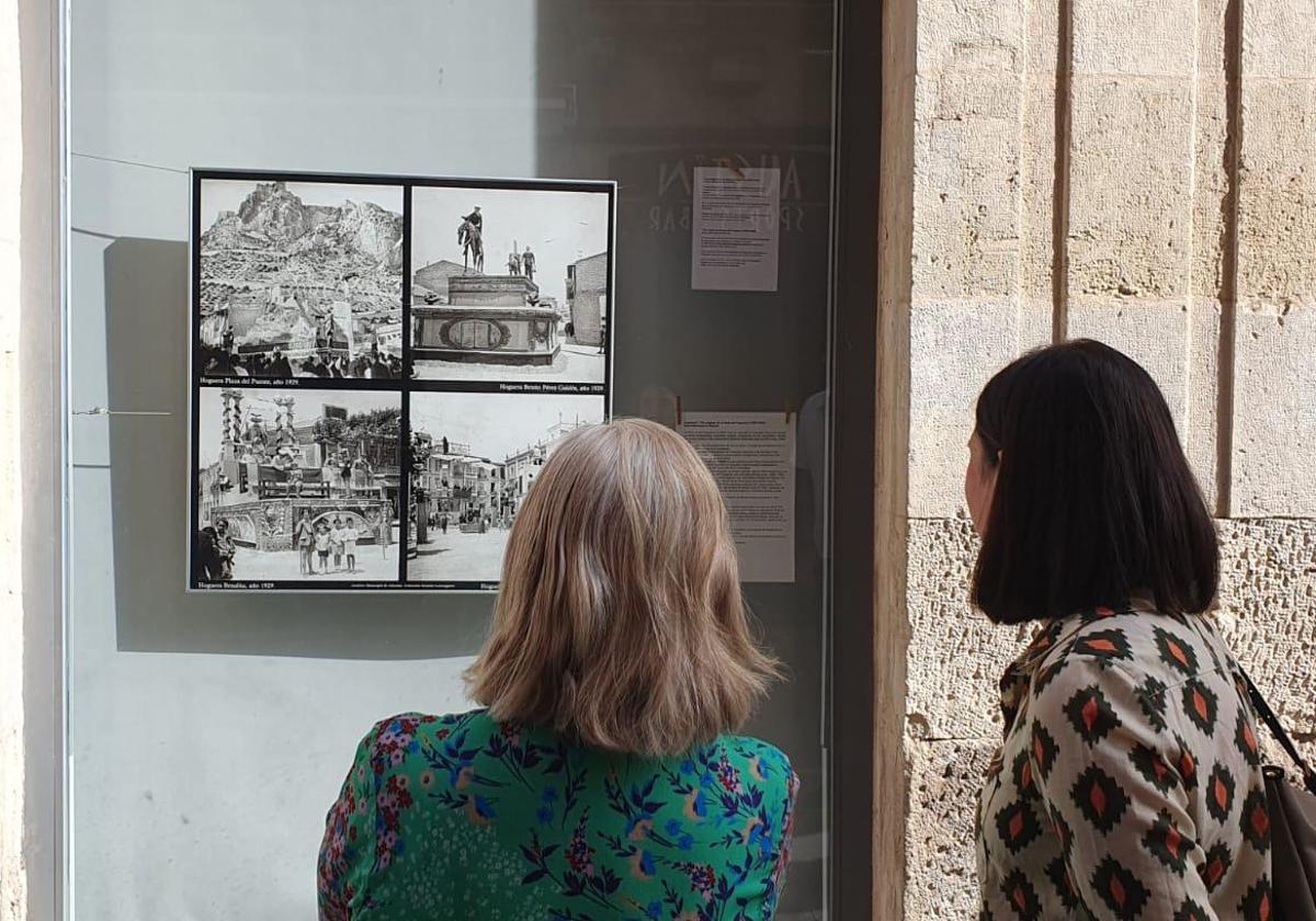 Uno de los ventanales con la exposición sobre el origen de las Hogueras.
