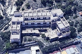 Vista del edificio a medio construir en la playa de la Albufereta