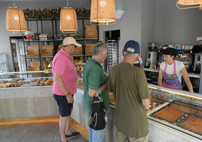 Clientes buscan la mejor coca amb tonyina de Alicante.
