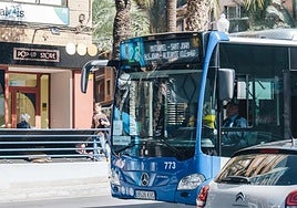 Un autobús de la línea 23 en el centro de Alicante.
