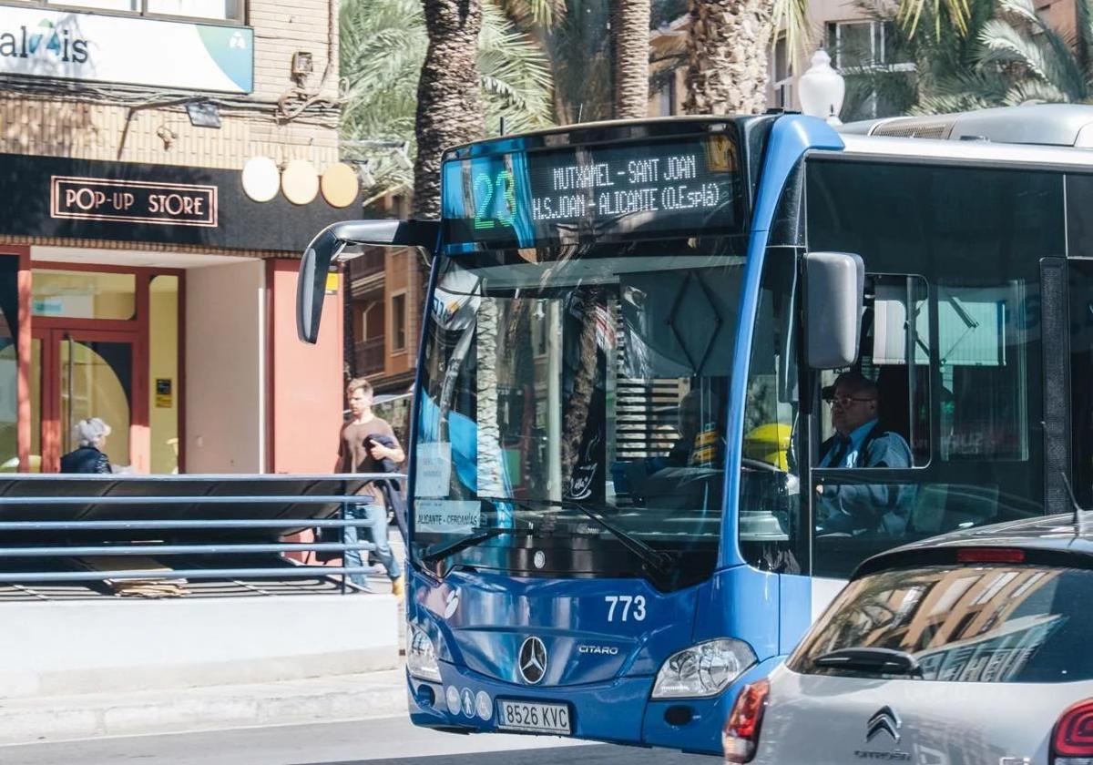Imagen principal - Los autobuses interurbanos de Alicante mantienen la huelga durante las Hogueras 2025