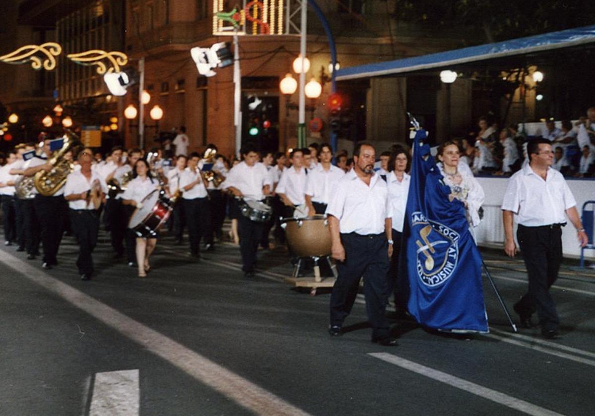 L'Harmonia d'Alacant durante una de sus primeras Entrada de bandas.
