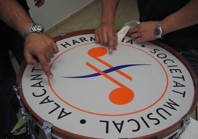 Bass drum with the first logo of L'Harmonia, designed by Luis Amat.