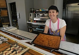 Suni sostiene la mejor coca amb tonyina de Alicante.