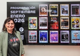 La edil, junto al cartel con la programación del segundo semestre.