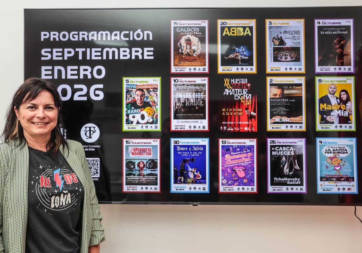 La edil, junto al cartel con la programación del segundo semestre.