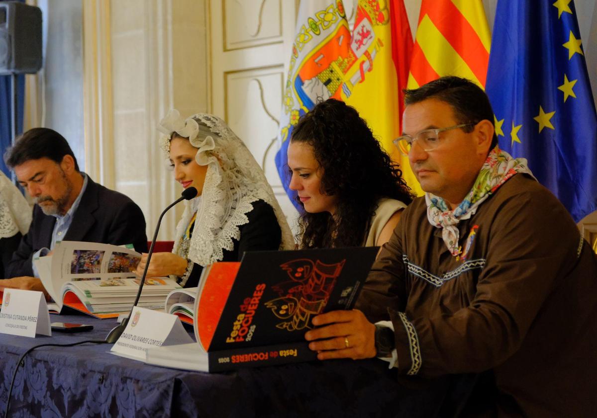 Imagen principal - Presentación de la revista 'Festa de Fogueres'.