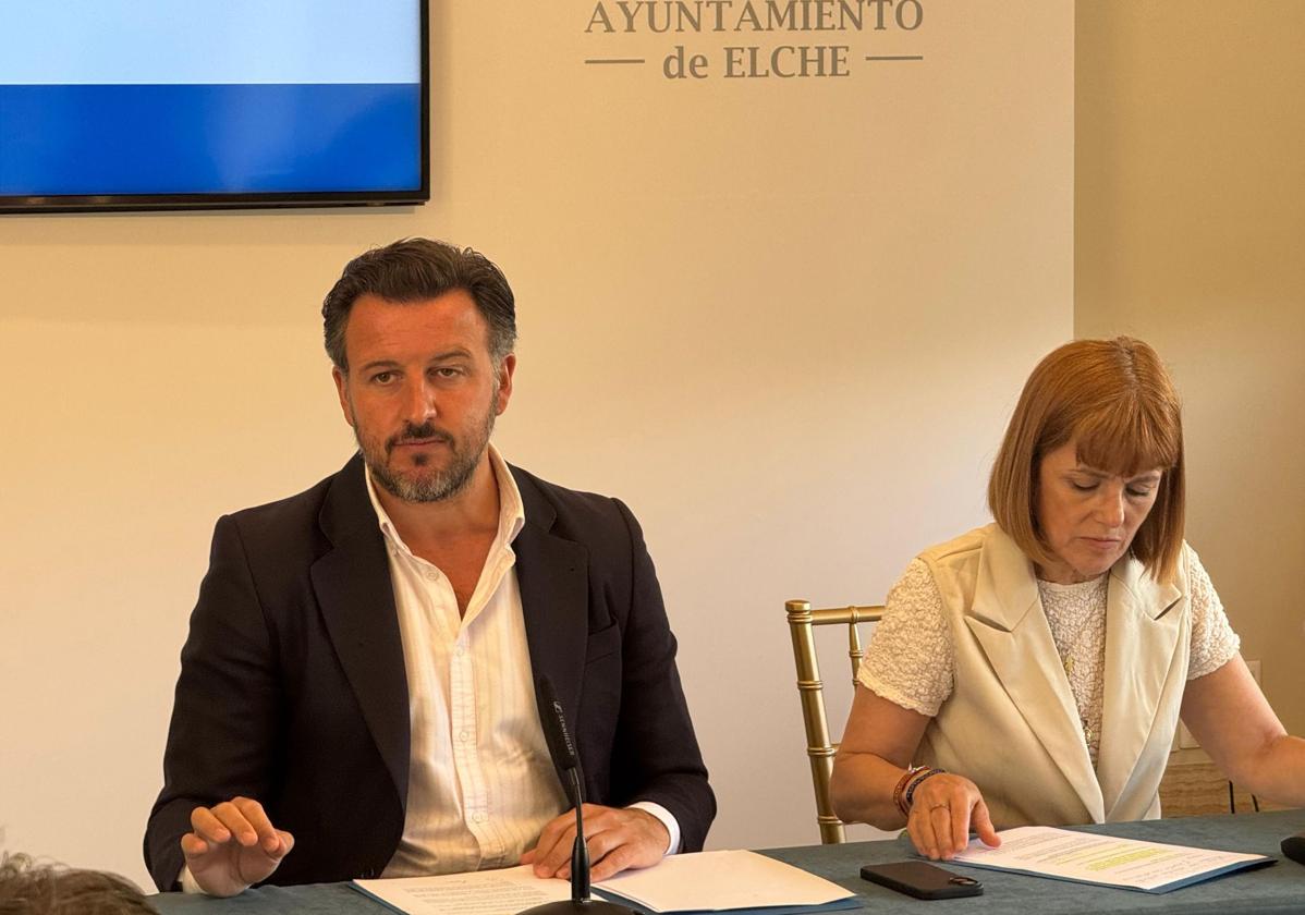 El alcalde de Elche, Pablo Ruz, con Aurora Rodil.