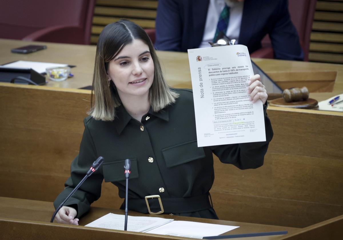 La diputada del GPP en Les Corts, Lucía Peral, durante su intervención.